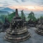 De Tempelcomplex van Borobudur: Een Monumentale Weergave van Boeddhistische Kosmologie en Javaanse Kunst